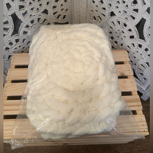 Chunky Knit Pet Bed in Cream - Picture 5 of 7